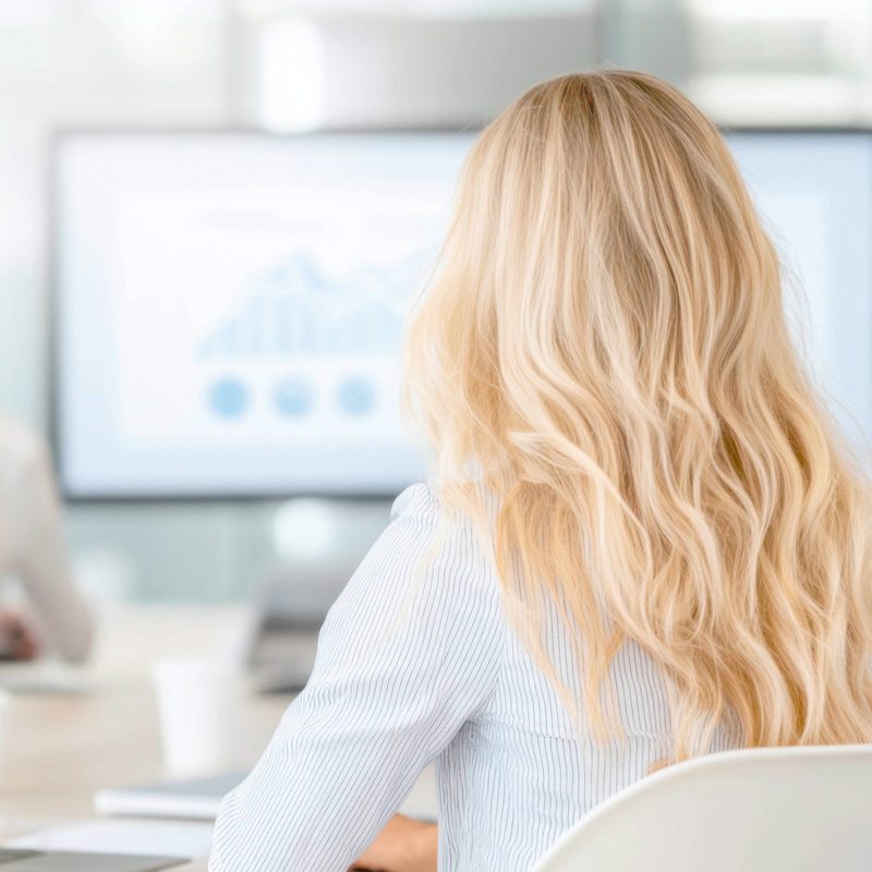 Frau sitzt am Computer